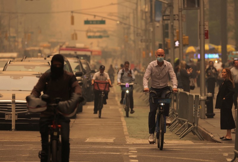 Die Stadt ist von orangenem Rauch verschlungen! Der Bürgermeister von New York fordert Menschen auf, N95-Masken zu tragen 